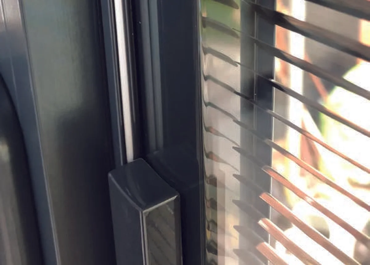 Integral blind control detail inside an aluminium-style glazed unit