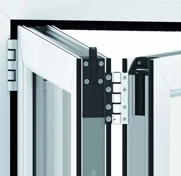 Bi-fold door hinge between two folding panels